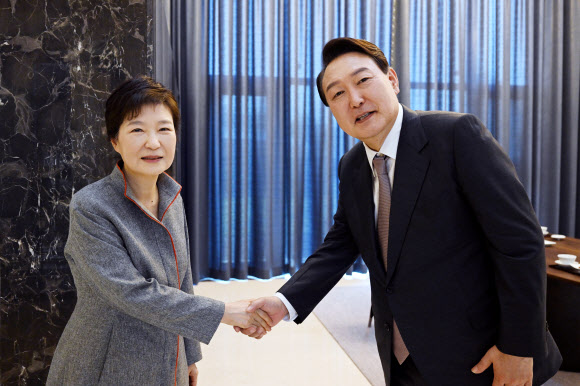 윤석열 대통령 당선인(오른쪽)이 12일 오후 대구에서 박근혜씨와 만나 악수를 나누고 있다. 인수위 사진기자단