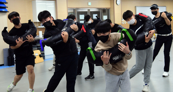 함평골프고 학생들이 피트니스실에서 불가리안백으로 스윙과 관련된 체력훈련을 받고 있다.