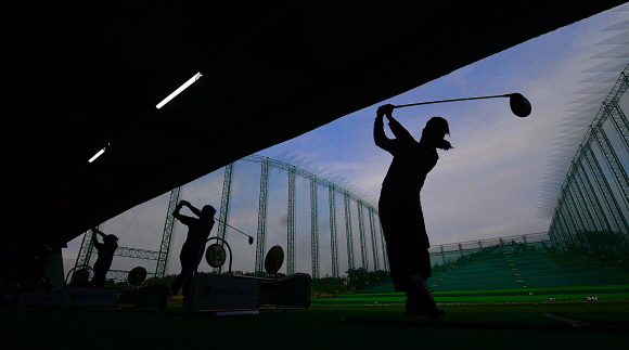 교내에 설치된 300m 전장의 골프연습장에서 학생들이 훈련을 하고 있다.