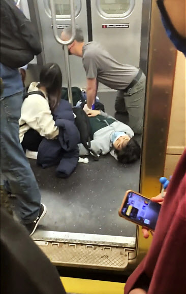12일(현지시간) 오전 8시 24분 출근길 미국 뉴욕 지하철에서 발생한 무차별 총격 사건으로 최소 29명이 부상을 당했고 이 가운데 10명은 총을 맞은 것으로 확인됐다. AP 연합뉴스