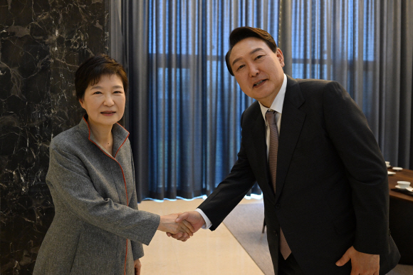 윤석열 대통령 당선인이 12일 오후 대구 달성군 유가읍 박근혜 전 대통령 사저를 예방해 박 전 대통령과 악수를 나누고 있다. 2022.04.12 당선인 대변인실 제공