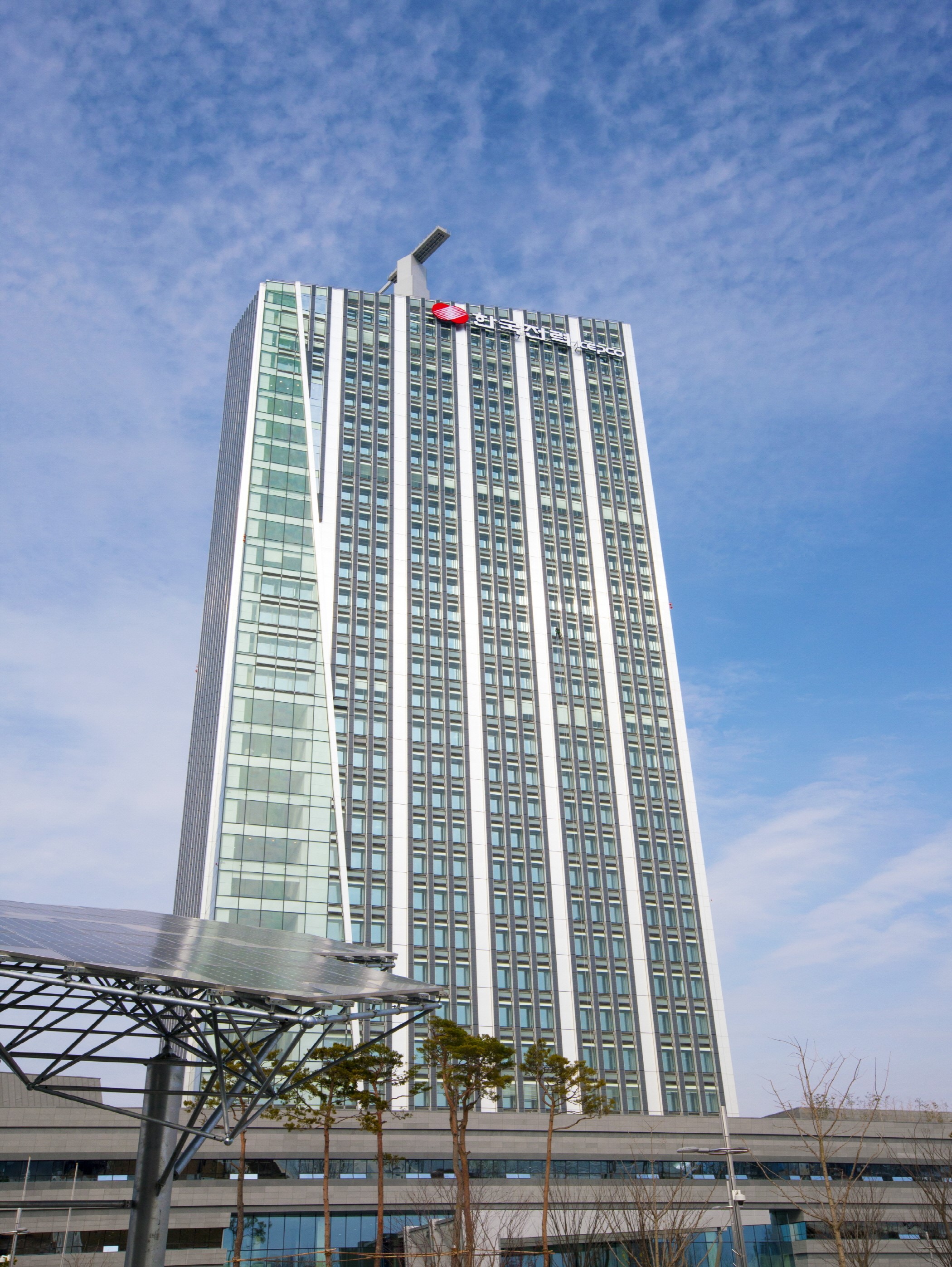 산업통상자원부와 한국전력은 13일 제주 동제주변환소 건설 부지에서 제주-내륙 초고압 직류 송전선로(HVDC) 제3연계선 착공식을 가졌다. 전남 나주 한전 본사. 서울신문DB