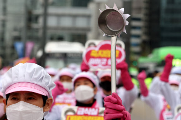 거리로 나온 급식실 국자