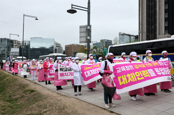 학교 급식 현장 인원 공백 해결 촉구
