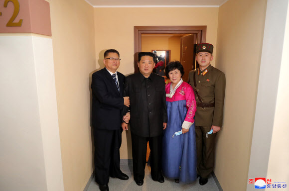 노동신문 논설위원과 새집에서 기념사진 찍는 김정은