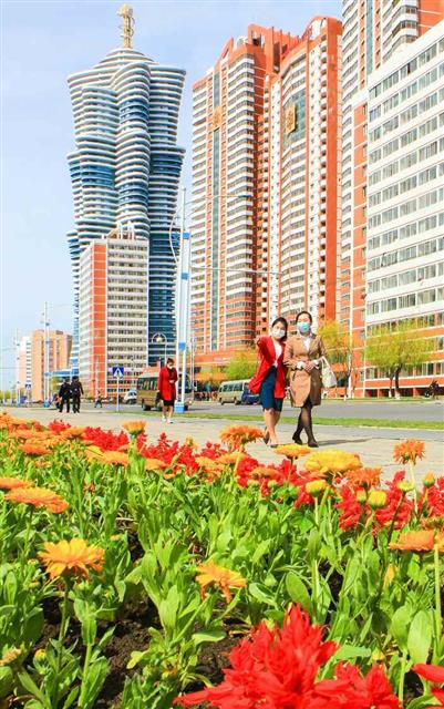 평양의 봄 즐기는 북한 주민들…“꽃바다 펼쳐져”