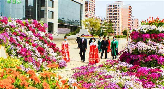 마스크 쓰고 꽃 구경하는 북한 평양 주민들