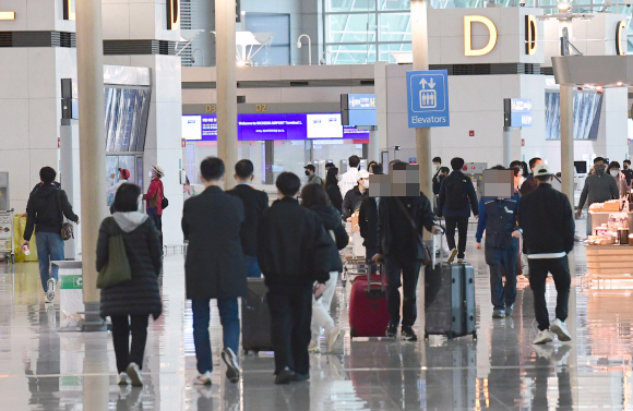 코로나19 영향으로 지난 2020년 3월 23일부터 전 국가?지역 대상으로 발령해온 특별여행주의보가 해제되고 각 국별 기존 여행경보 발령 체제로 전환된 14일 인천 중구 인천국제공항 1터미널 출국장이 여행객들로 붐비고 있다. 2022.4.14  오장환 기자