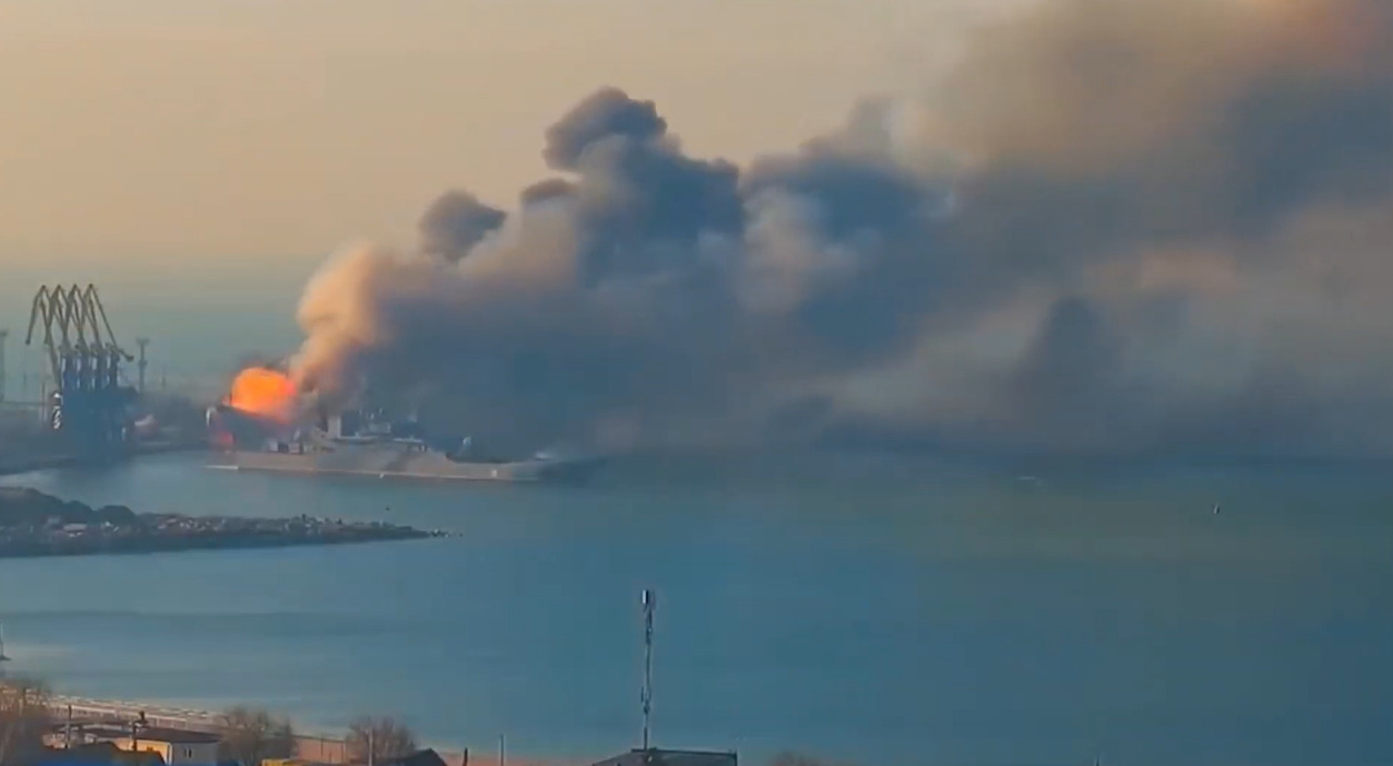 러시아 해군 소속 흑해 함대의 자존심으로 통하는 순양함 모스크바호에서 13일(현지시간) 화염과 함께 검은 연기가 피어오르고 있다. Boom NEWS 유튜브 채널