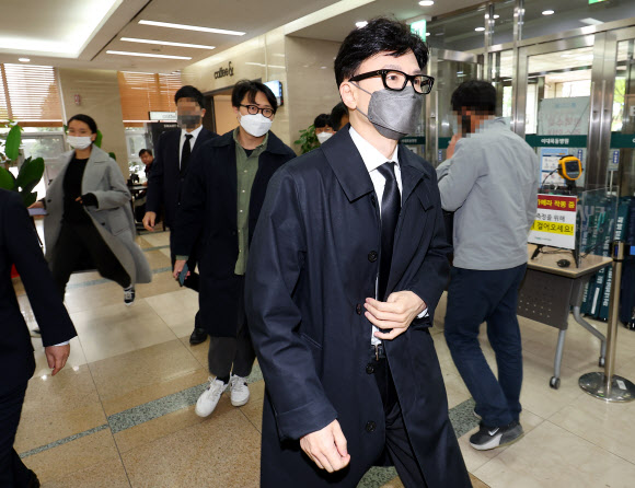 한동훈 법무부 장관 후보자가 14일 서울 시내의 한 병원 장례식장을 찾아 남부지검 A모 검사의 빈소로 향하고 있다. 2022.4.14  연합뉴스