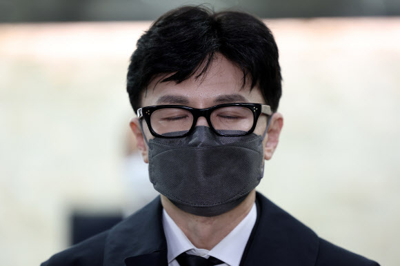 한동훈 법무부 장관 후보자가 14일 서울 남부지검 A모 검사의 빈소가 차려진 서울 시내의 한 병원 장례식장에서 조문을 마친 뒤 건물을 나서며 취재진 질문에 답하고 있다. 2022.4.14  연합뉴스