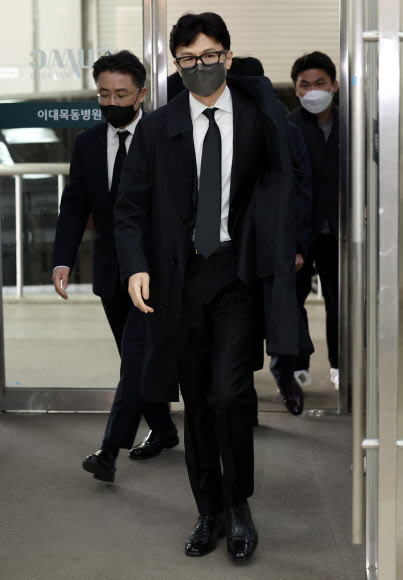 한동훈 법무부 장관 후보자가 14일 서울 남부지검 A모 검사의 빈소가 차려진 서울 시내의 한 병원 장례식장으로 들어가고 있다. 2022.4.14  연합뉴스