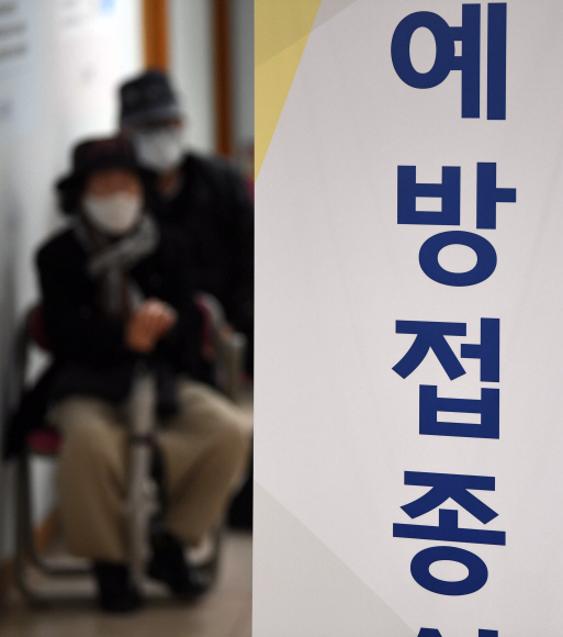 60세 이상 고령층을 대상으로 한 코로나19 백신 4차 접종이 시작된 14일 서울의 한 의료기관에서 4차 백신을 맞은 어르신들이 대기하고 있다. 2022. 4. 14 박윤슬 기자