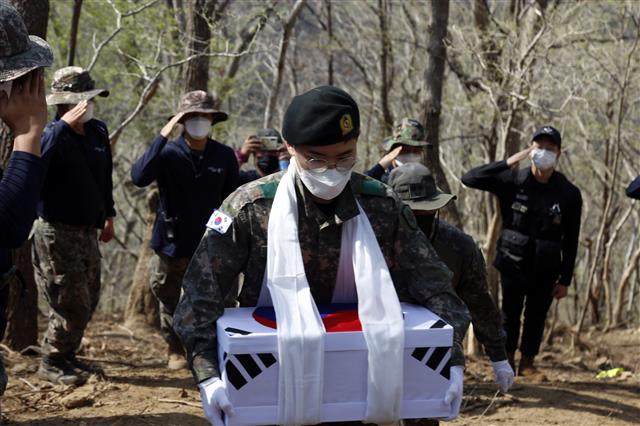 화순 백아산 일대서 유해 발견…약식 제례 엄수
