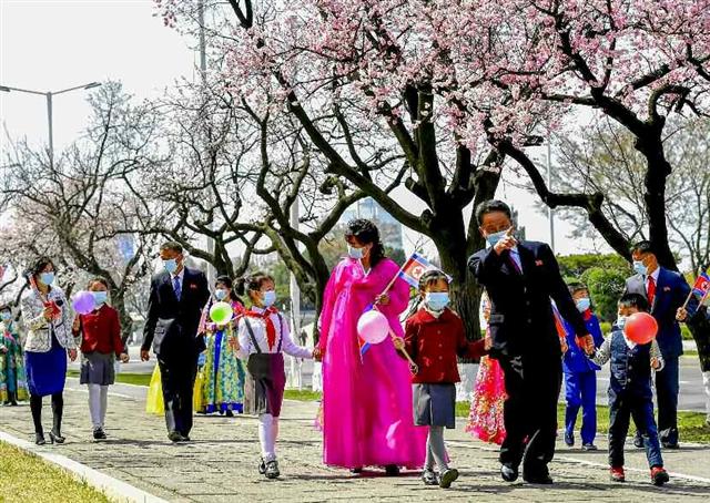 태양절 맞아 거리 나선 북한 주민들…‘명절 분위기’