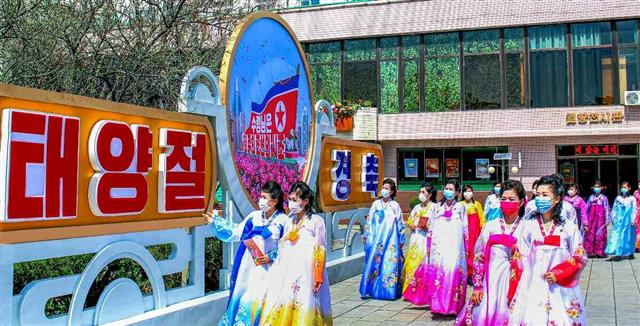 ‘태양절 110주년’ 평양 거리 곳곳에 축제 분위기