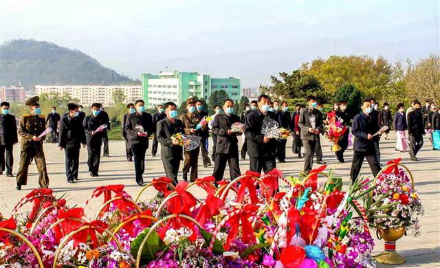 ‘태양절 110주년’ 김일성 동상 찾는 북한 주민들