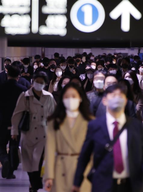 ‘10명·밤 12시‘ 거리두기 18일부터 전면 해제