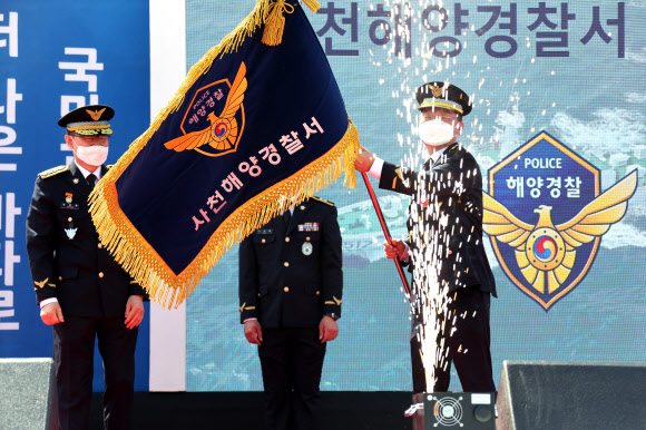 관서기 흔드는 옥창묵 사천해양경찰서장