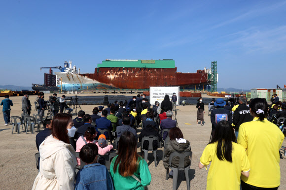 녹덩이 뒤덮인 세월호 선체…8주기 기억식