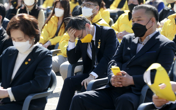 고개 숙인 박주민 의원