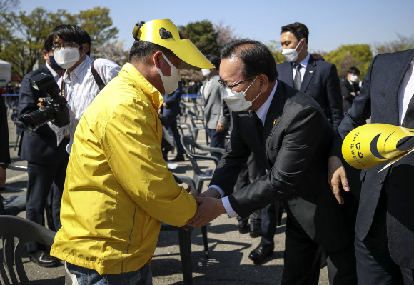 유가족과 인사하는 김부겸 국무총리