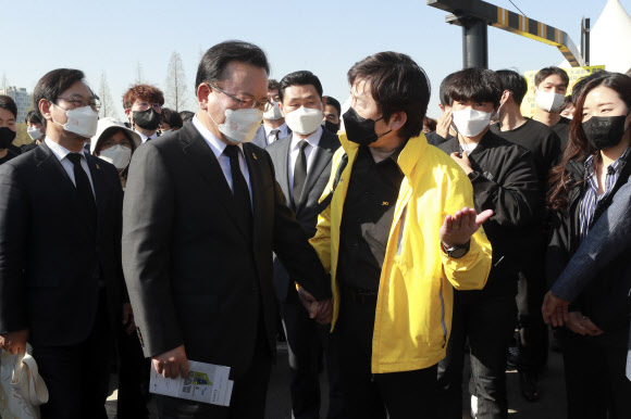 세월호 유가족과 면담 나누는 김부겸 총리