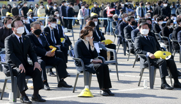 눈물 훔치는 유은혜 장관