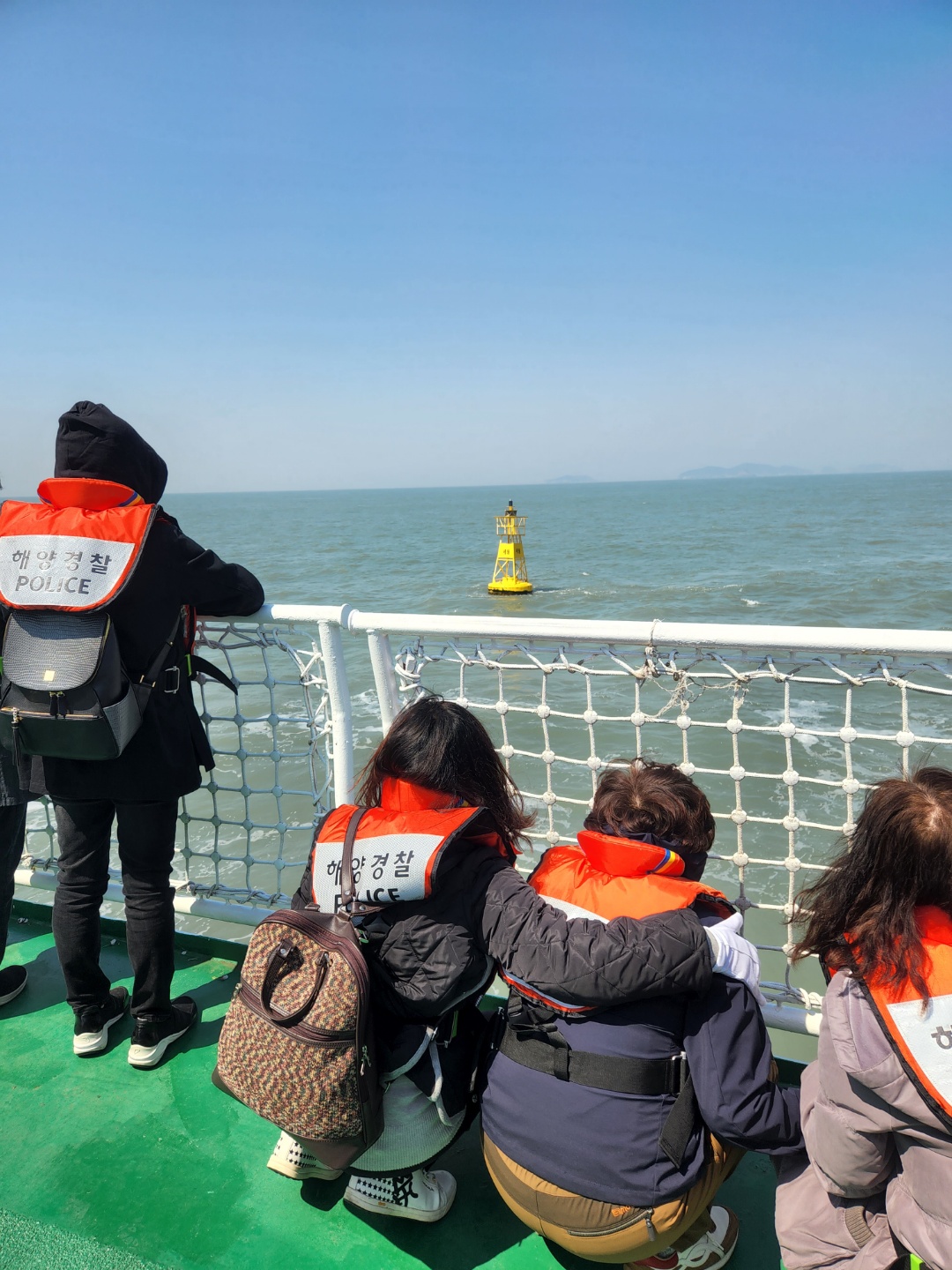 16일 진도군 조도면에서 열린 세월호 8주기 선상 추모식에서 유가족들이 참사가 발생한 현장을 표시한 부표를 바라보며 눈물을 흘리고 있다. 이날 헌화가 진행되는 동안 목포해경 경비함은 뱃고동을 울리며 ‘세월’이라고 쓰인 부표를 선회했다.<br>곽소영 기자