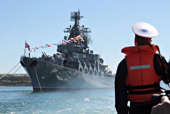 지난 14일(이하 현지시간) 침몰한 러시아 해군 흑해함대의 기함이자 순양함인 모스크바 호가 2013년 10월 우크라이나 세바스톨 항에 예인되자 한 수병이 바라보고 있다. 로이터 자료사진 연합뉴스 