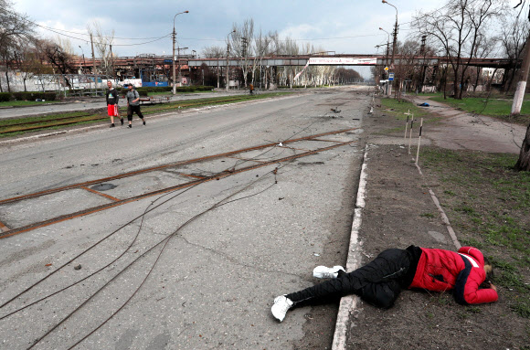 잔인한 사진이다. 우크라이나 남부 도시 마리우폴에 있는 일리치 철강공장 근처 도로 가에 15일(현지시간) 민간인 희생자의 시신이 아무렇게나 방치돼 있다. 마리우폴 로이터 연합뉴스 