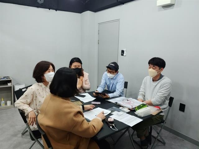 최효진(오른쪽 두 번째)씨가 지난 10일 서울 마포구 홍익대 근처 연습실에서 수업을 신청한 학생 4명에게 아카펠라를 가르치고 있다.
