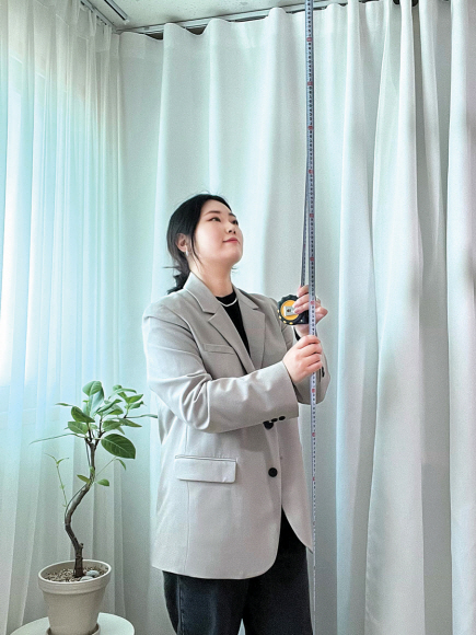 이솔씨가 지난 15일 서울 동작구에 있는 고객의 집을 둘러보며 스타일링을 위해 방 크기를 재고 있다.
