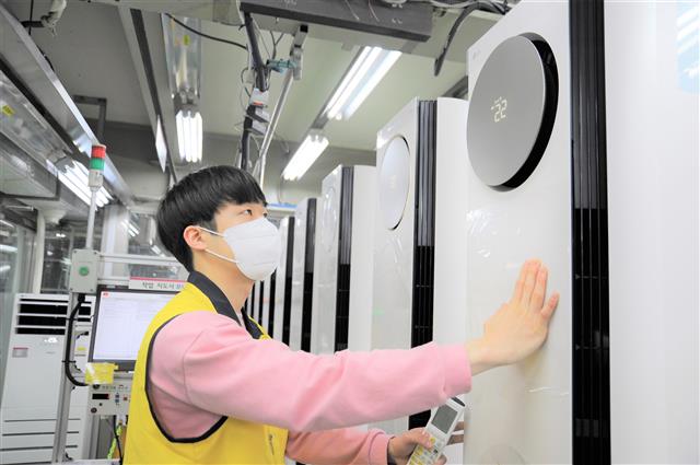 경남 창원 LG전자 공장에서 직원이 ‘LG 휘센 타워 에어컨’ 신제품의 품질을 점검하고 있다. LG전자 제공