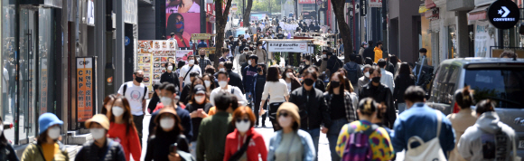 지난 2년여간 코로나19 대유행에 대응하는 핵심 방역 수단이었던 ‘사회적 거리두기’가 18일 종료된다. 사진은 17일 서울 명동 거리의 모습. 2022.04.17 박윤슬 기자