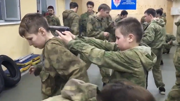 ‘애국 클럽’에서 러시아 청소년들이 군사 훈련을 받고 있는 모습. 2022.04.18 트위터 Steve Rosenberg