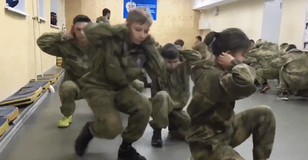 ‘애국 클럽’에서 러시아 청소년들이 군사 훈련을 받고 있는 모습. 2022.04.18 트위터 Steve Rosenberg