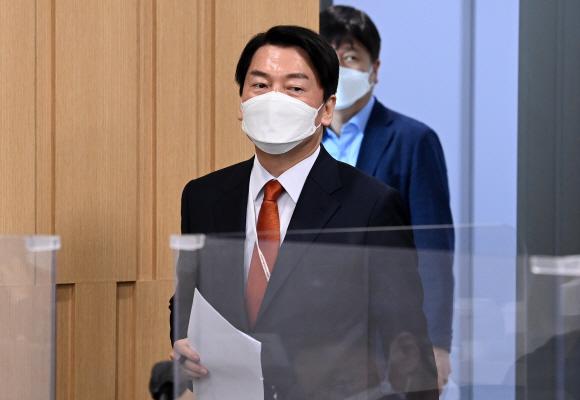안철수 대통령직인수위원장이 18일 오후 서울 종로구 삼청동 인수위원회에서 열린 제13차 코로나비상대응 특별위원회 회의에 참석하고 있다.2022. 4. 18 오장환 기자