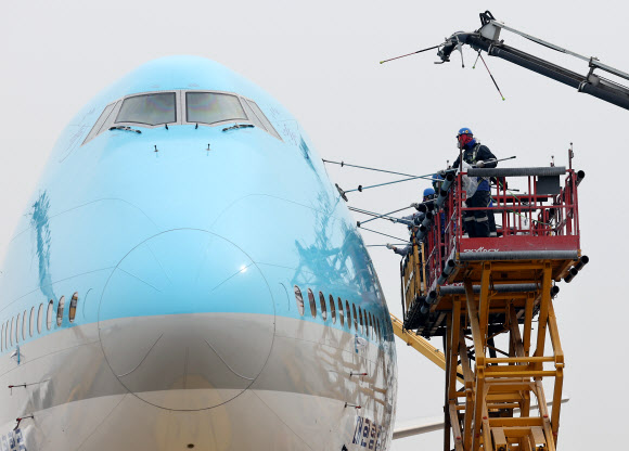 묵은 때 벗는 대한항공 여객기