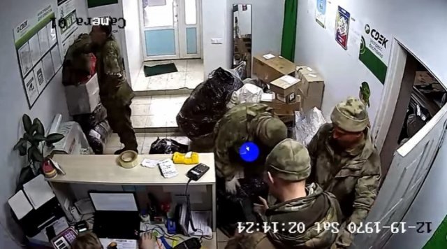 우크라 국방부는 약탈품을 러시아로 보내는 러시아군의 모습을 공개했다.
