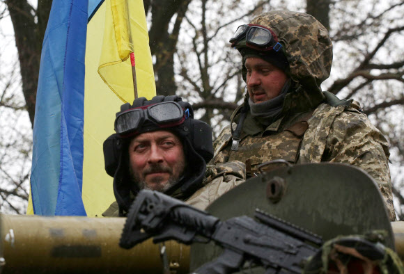 우크라이나 동부 이지움 인근에서 우크라이나 군인들이 장갑차에 올라 있다. 2022.4.18 AFP 연합뉴스