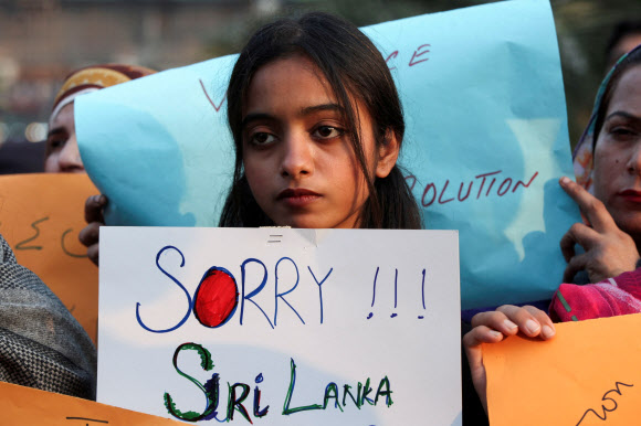 한 소녀가 파키스탄 라호르에서 열린 시위에서 스리랑카인 집단 린치 살해 사건을 규탄하는 팻말을 들고 있다. 2021.12.4 로이터 연합뉴스