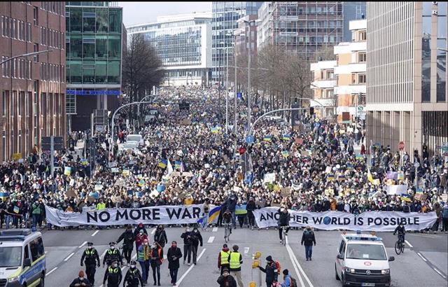 지난 15일(현지시간) 시위대 수천명이 독일 함부르크 거리로 나와 우크라이나와 함께하는 글로벌 행동의 날을 기념해 행진하고 있다. 독일은 러시아의 우크라이나 침공으로 인해 에너지 수급 직격탄을 맞았다. 함부르크 EPA 연합뉴스