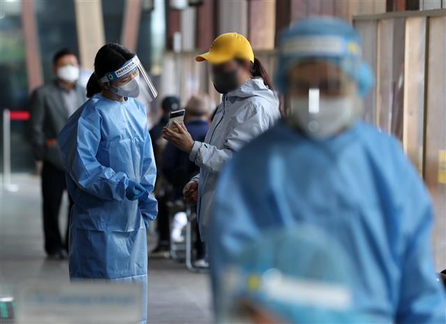 19일 오전 서울 송파구보건소에 마련된 신종 코로나바이러스 감염증(코로나19) 선별진료소에서 의료진이 검사 받으러 온 시민들을 안내하고 있다. 2022.4.19 뉴스1