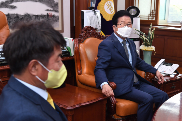 정의당 지도부가 18일 서울 여의도 국회에서 이달 내 ‘검수완박’ 처리에 반대하며 박병석 국회의장을 예방하고 있다. 정의당은 검수완박에 대해 검찰의 수사권과 기소권을 분리하는 데 동의하지만, 더불어민주당의 이달 처리 강행은 반대하고 있다. 박 국회의장(오른쪽), 여영국 정의당 대표(왼쪽). 2022.04.18 오장환 기자