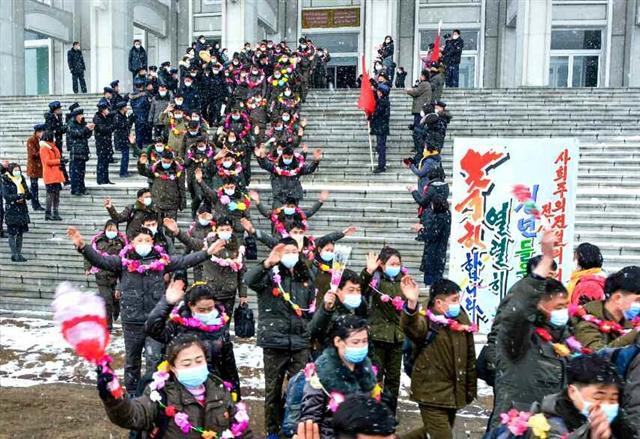 어렵고 힘든 부문으로 탄원진출하는 북한 청년들