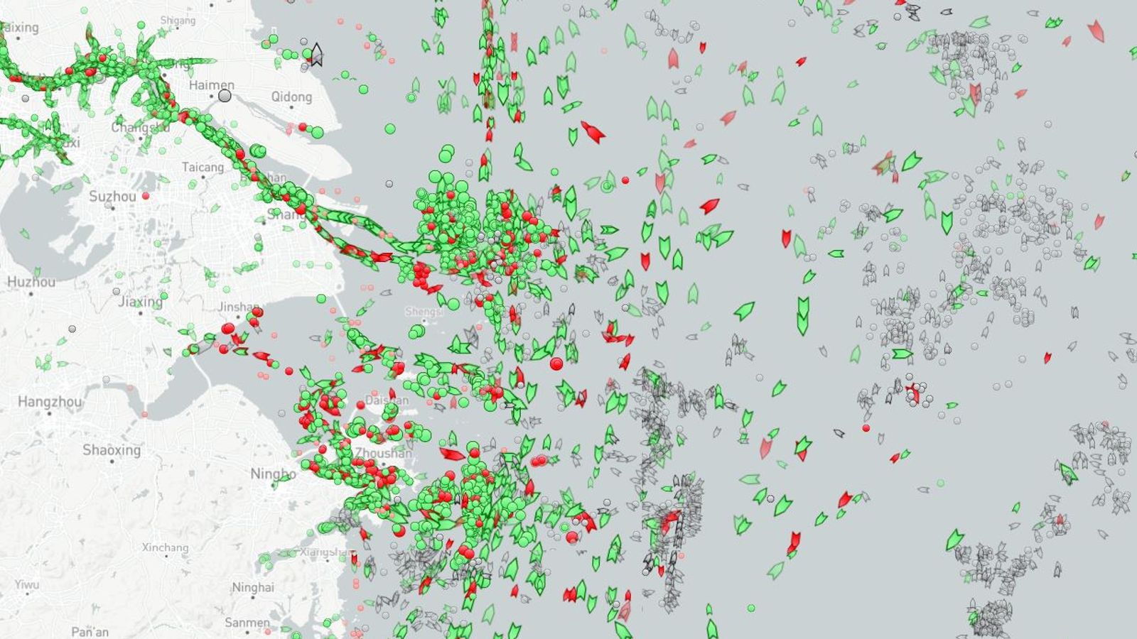 한국시간 20일 오전 11시 기준, 중국과 한국, 일본 연안에 몰려있는 컨테이너선(초록색), 유조선(빨간색)의 모습. 사진=마린트래픽