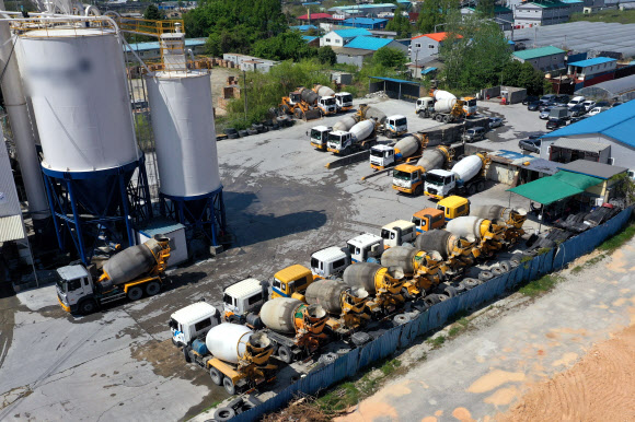 ‘셧다운’ 들어간 공사 현장…건설장비도 휴업