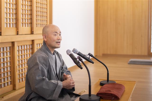 20일 공식 개원한 경북 문경 세계명상마을의 선원장 각산 스님이 이날 명상마을을 찾은 사람들에게 설법하고 있다.