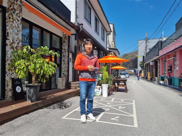 김진용 이사가 폐광촌 주민들이 만든 강원 정선군 고한읍 마을호텔18번가 골목에 서 있다.